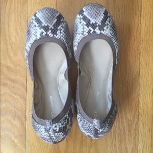 BCBG Generation Snakeskin Tan Taupe Grey Flats 7.5